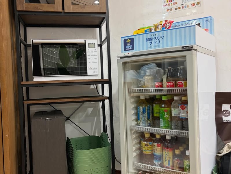 電子レンジと飲み物の冷蔵ケース
