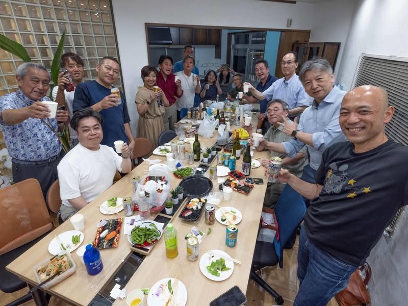 夜の会でテーブルを囲む会員